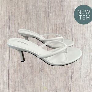 Pretty Little Thing Round Toe Mid Heeled White Thong Mules, SZ UK 4 / US 6. NEW